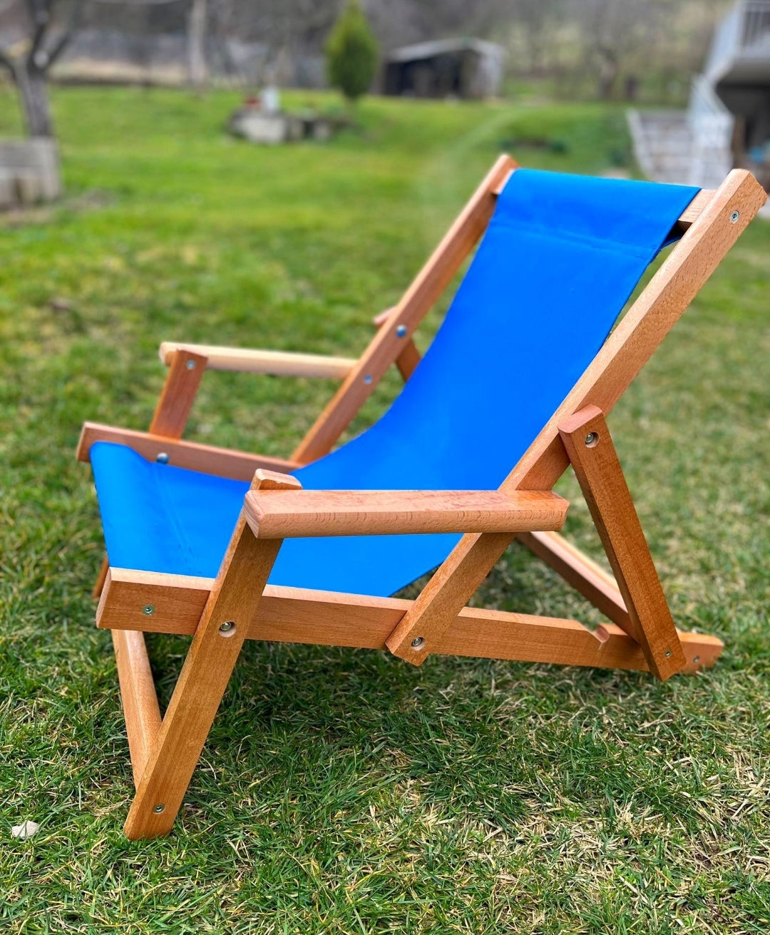 Dečija baštenska drvena stolica-ležaljka sa plavim platnom, sklopiva, 102cm x 53cm