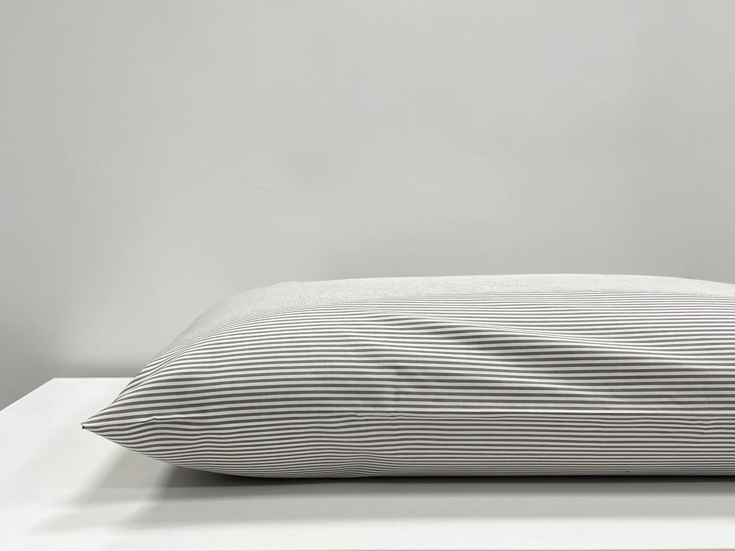 Jastučnica Tamna Siva boja 40x60cm 100% pamuk Dezen Horizon
