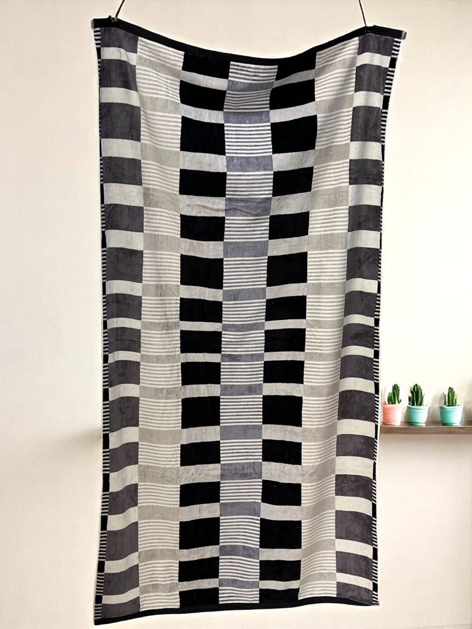 Plažni peškir "Black & Grey Grid" – 97x180 cm