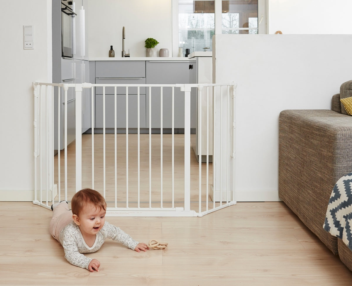 BabyDan Flex M sigurnosna ogradica 90–146 cm bela, zidna montaža