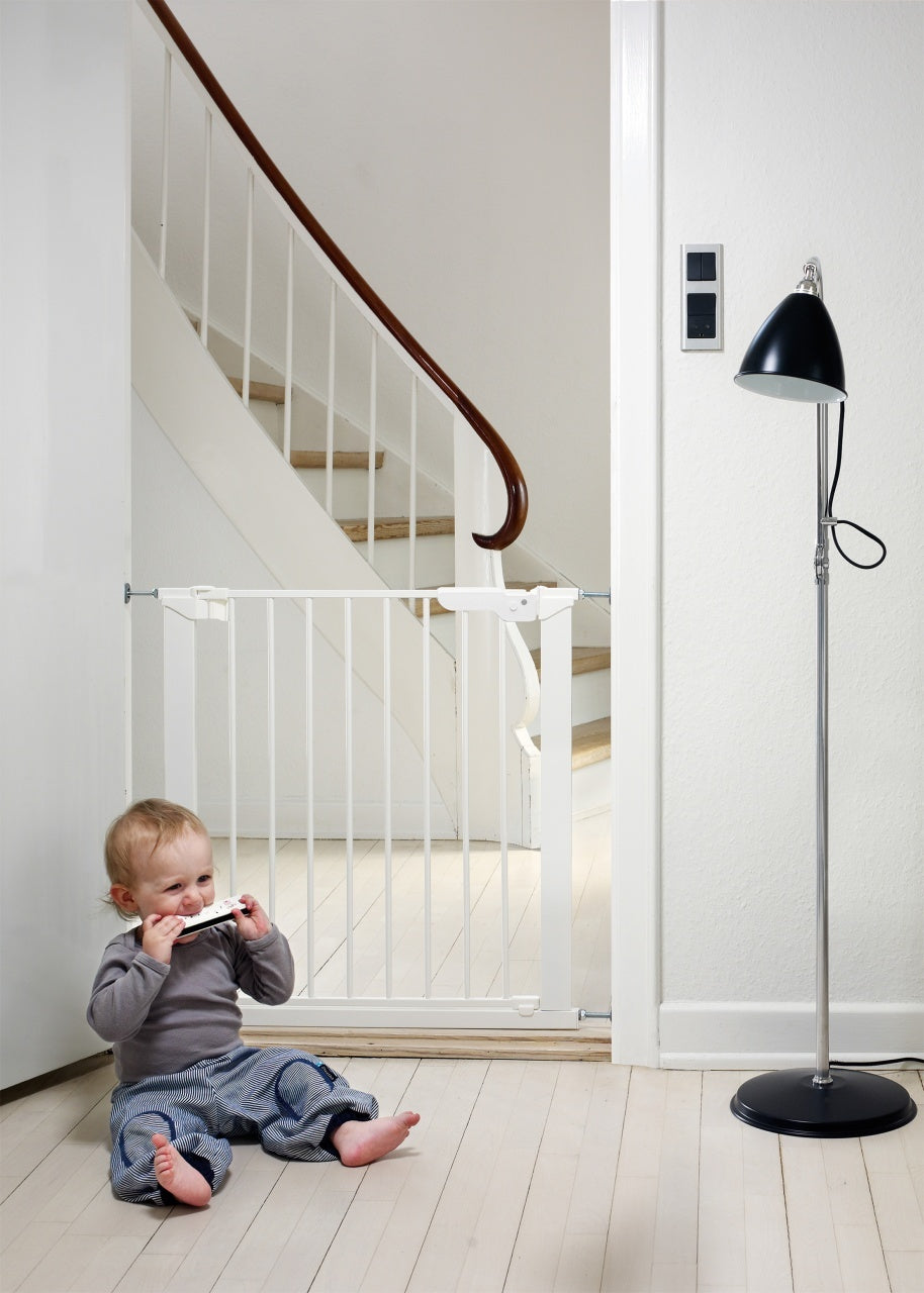 BabyDan Premier sigurnosna ogradica Extra Wide 151–158 cm bela, bez bušenja