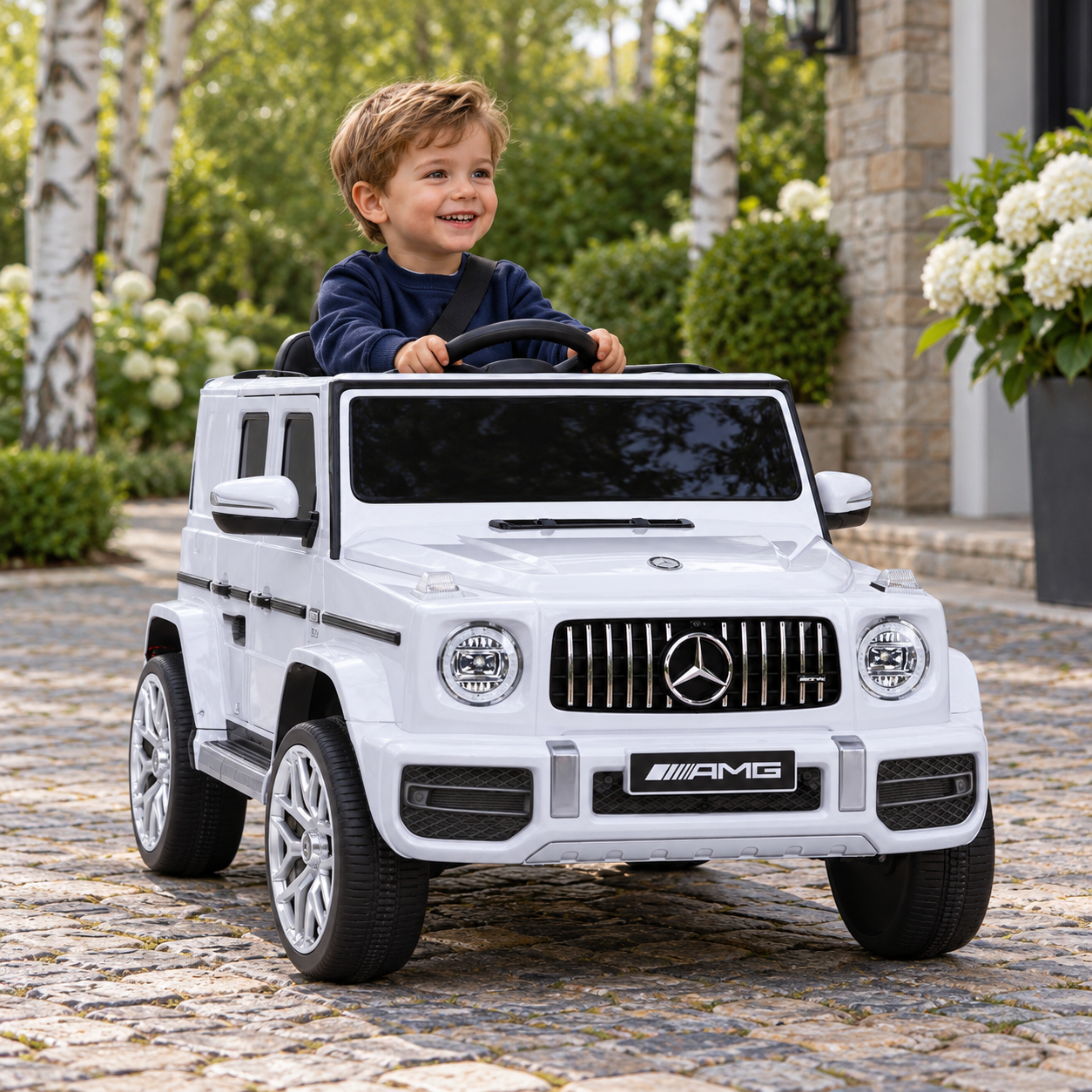 Dete samo u jesenjoj garderobi uz vozilo mercedes-g63-2221