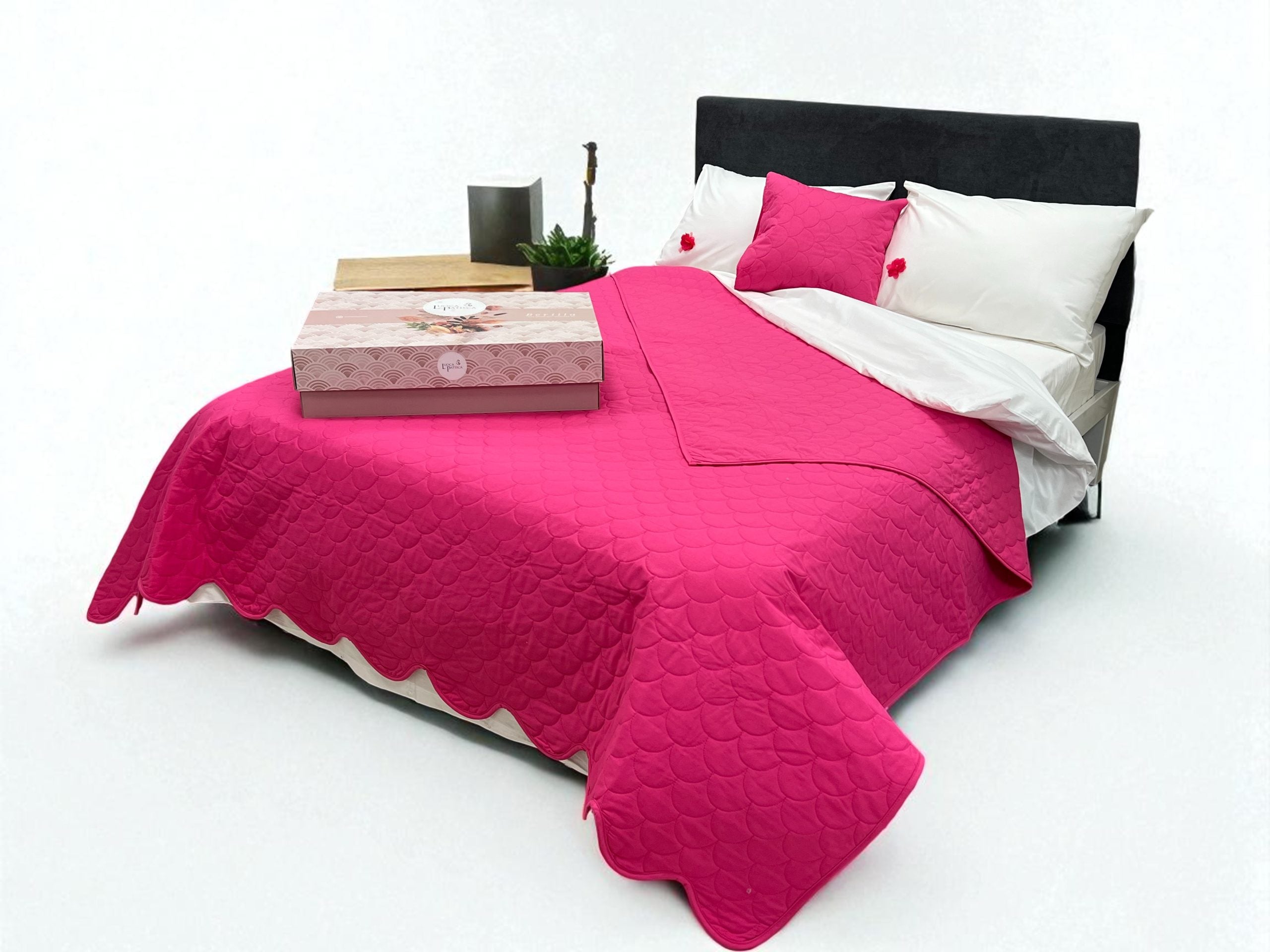 Dar za Dom – set box sa prekrivačem Louca Dark Pink singl