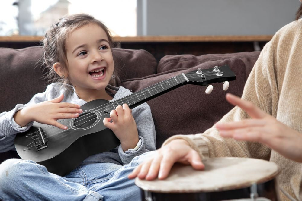 Ukulele gitara za decu 4 zice crna
